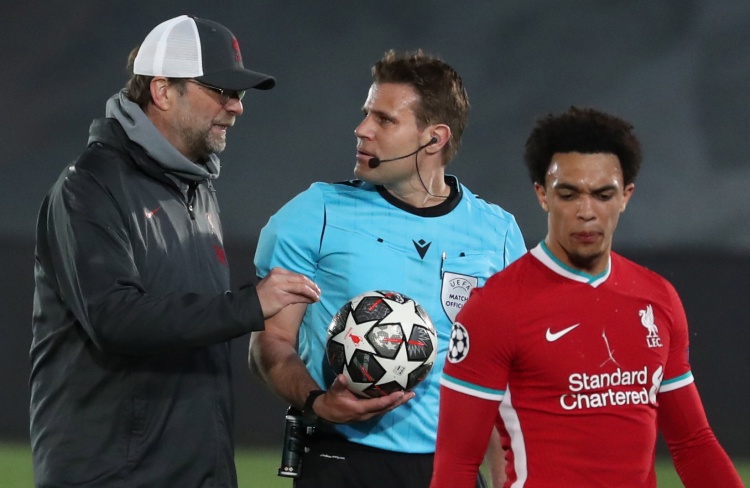 辽宁男篮在CBA杯赛中爆冷输给江苏男篮，外援选择引发争议，球迷对阵容实力和磨合表示不满。（CBA杯冷门：辽宁不敌江苏，外援选择惹争议，球迷质疑阵容实力与磨合）