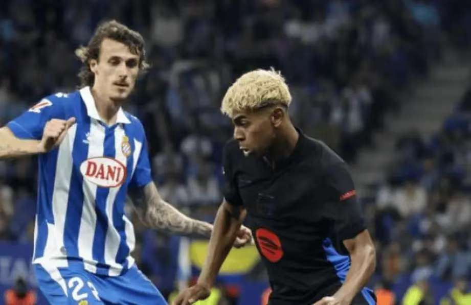 今天，法比奥特地找到训练基地负责洗衣的工作人员邵...（法比奥今日前往训练基地，专程探访负责洗衣的邵师傅）