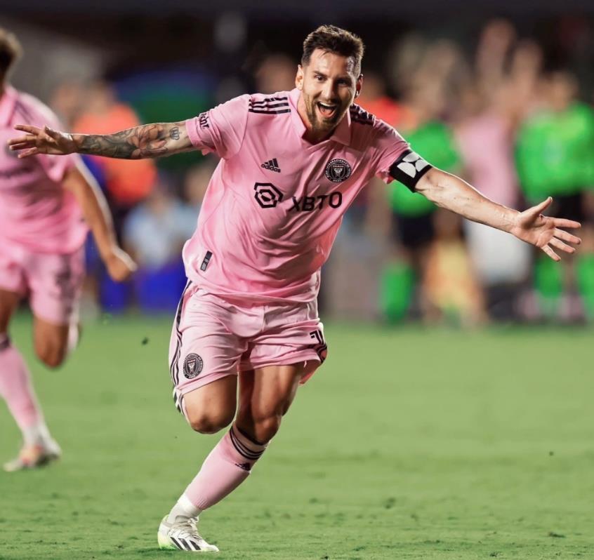 王鹤棣见老师落泪后调皮盖帽（老师落泪后，王鹤棣顽皮来个盖帽）